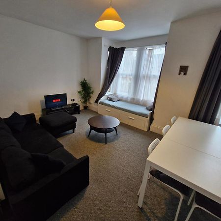 Lovely 3 Bedroom Serviced Apartment In Leytonstone ลอนดอน ภายนอก รูปภาพ