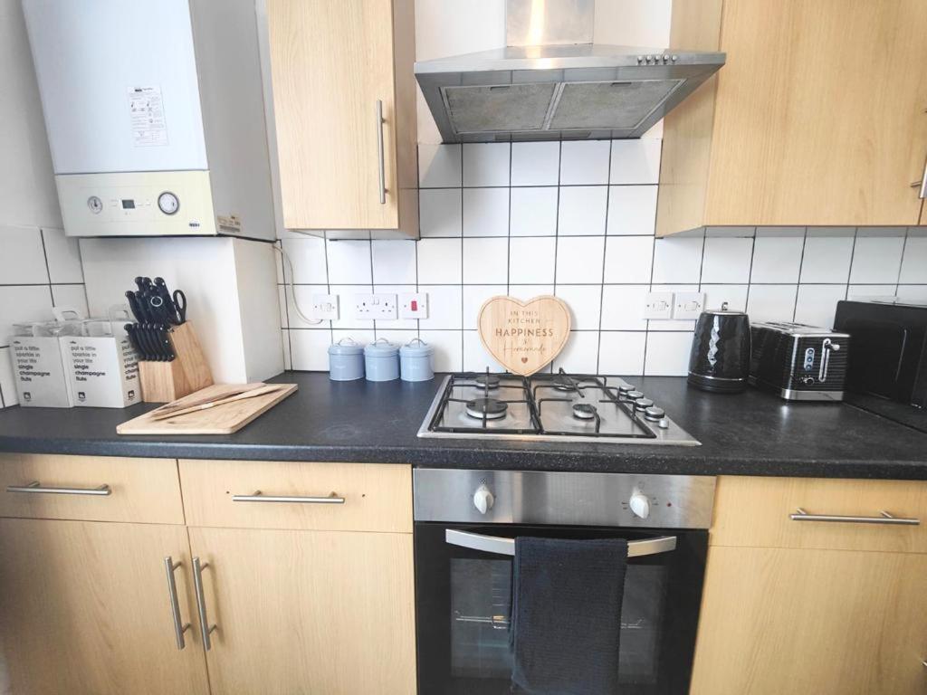 Lovely 3 Bedroom Serviced Apartment In Leytonstone ลอนดอน ภายนอก รูปภาพ
